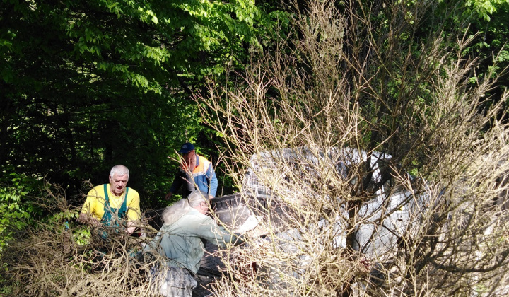Brigáda na Lucia Bani - cintorín 27. 05. 2020